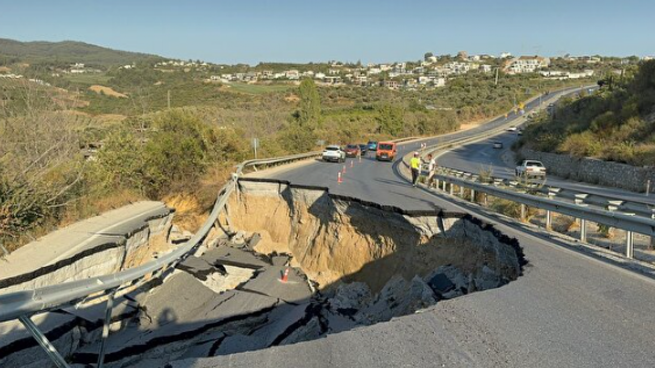 Foto - Söke-Kuşadası yolu bir anda çöktü! Görenleri hayret içinde bıraktı