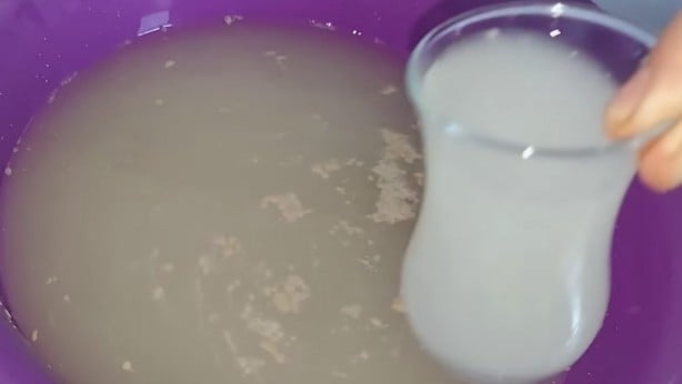 Solmuş çiçeklerinizi böyle canlandırın... Toprağa bir bardak dökmek yetiyor!