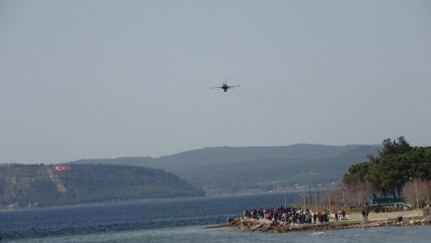 Foto - ‘SOLOTÜRK’ Çanakkale semalarında çocuklar için uçtu