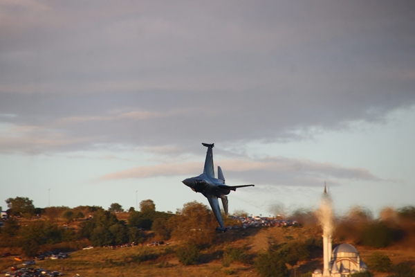 Foto - SOLOTÜRK'ten nefes kesen gösteri