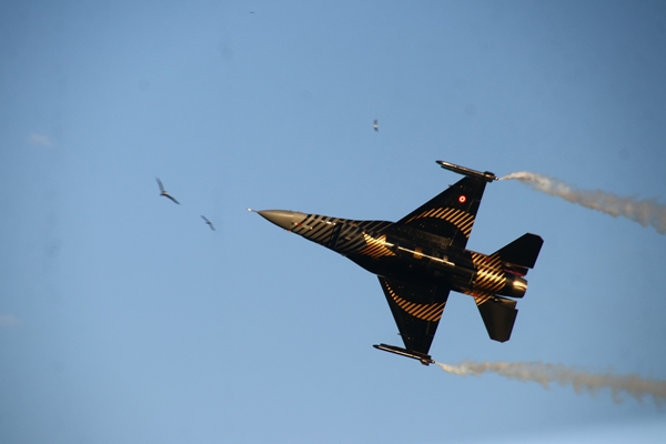 Foto - SOLOTÜRK'ten nefes kesen gösteri