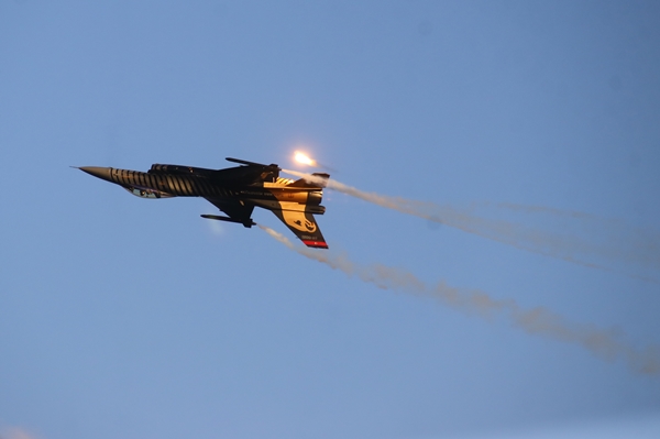 Foto - SOLOTÜRK'ten nefes kesen gösteri