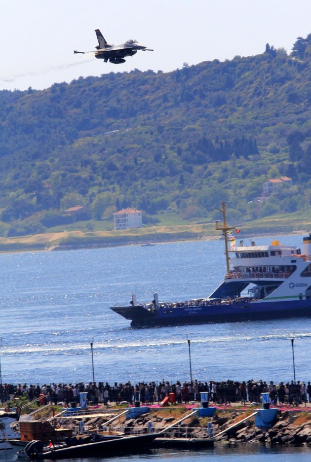 Foto - SOLOTÜRK'ten nefes kesen gösteri