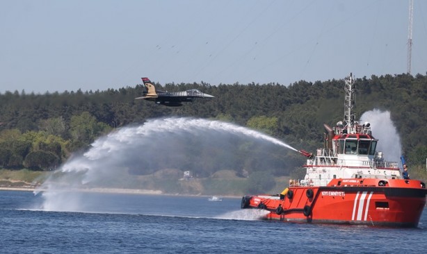 Foto - SOLOTÜRK'ten nefes kesen gösteri