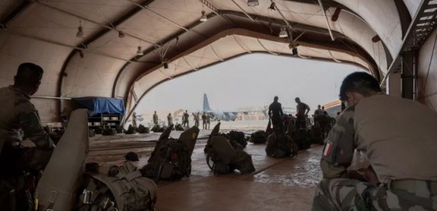 Foto - Sömürgeci Fransa bir ülkeyi daha terk ediyor! Askerler ülkeyi terk edecek