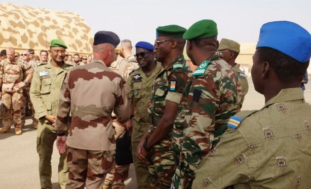 Foto - Sömürgeci Fransa bir ülkeyi daha terk ediyor! Askerler ülkeyi terk edecek