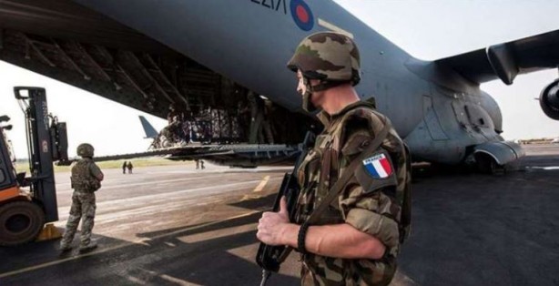 Foto - Sömürgeci Fransa bir ülkeyi daha terk ediyor! Askerler ülkeyi terk edecek