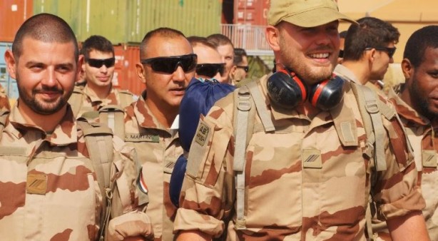 Foto - Sömürgeci Fransa bir ülkeyi daha terk ediyor! Askerler ülkeyi terk edecek