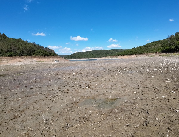 Foto - Son hali korkuttu! İstanbul'da baraj kurudu piknik alanı oldu
