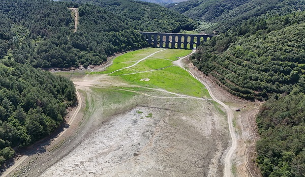 Son hali korkuttu! İstanbul'da baraj kurudu piknik alanı oldu
