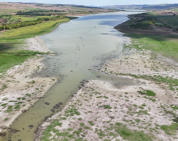 Foto - Son hali korkuttu! İstanbul'da baraj kurudu piknik alanı oldu