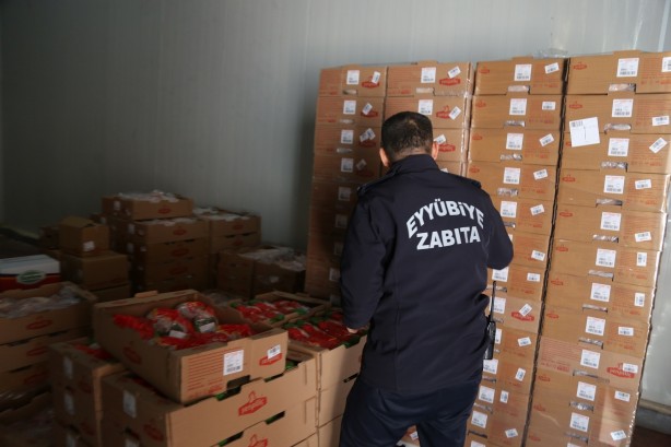 Foto - Son kullanma tarihi geçmiş tavukları millete yedireceklerdi!