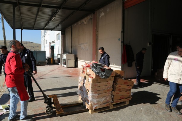 Foto - Son kullanma tarihi geçmiş tavukları millete yedireceklerdi!