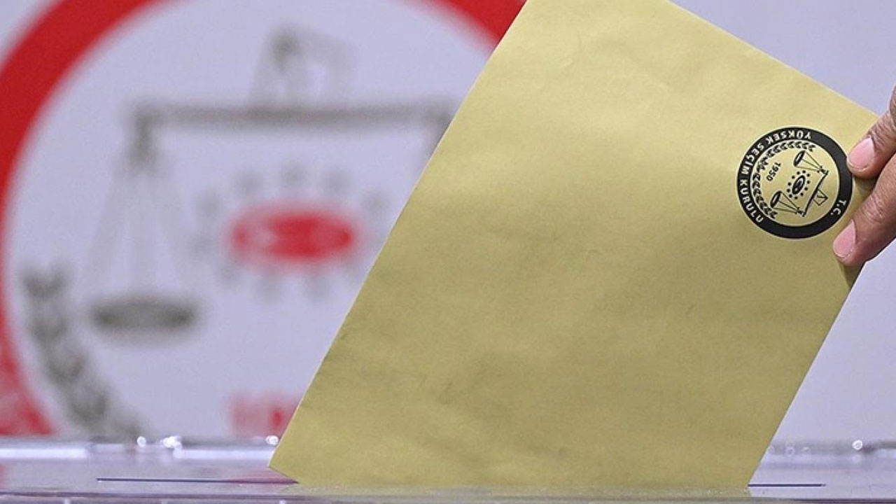 Son seçim anketi gece yarısı Türkiye gündemine bomba gibi düştü