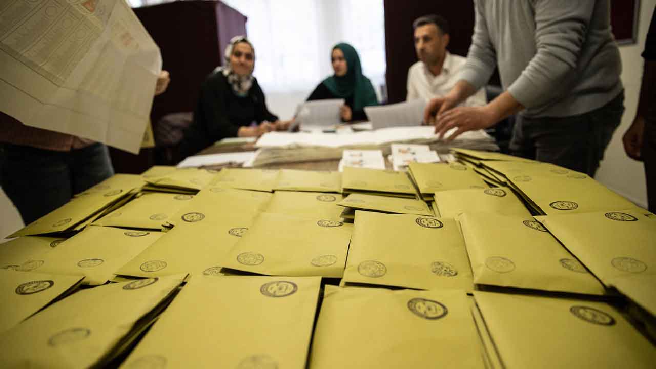 Son seçim anketinin sonucu Türkiye'ye ilan edildi! O oy oranı gündemi sarstı