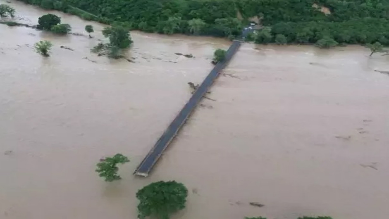 Son yılların en büyük seli vurdu! Çok sayıda ölü var