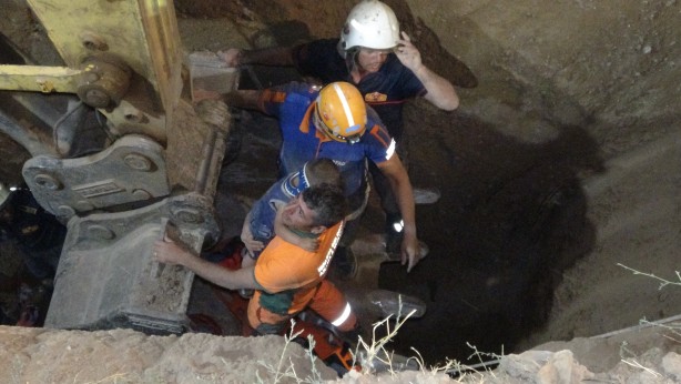 Foto - Sondaj kuyusuna düşen çocuk saatler sonra kurtarıldı