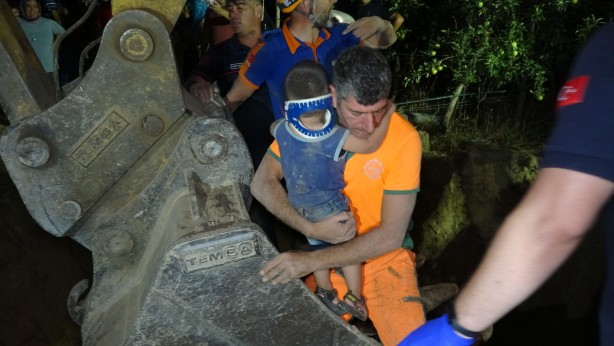 Foto - Sondaj kuyusuna düşen çocuk saatler sonra kurtarıldı