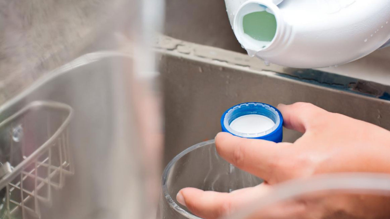 Foto - Sonunda bu saçmalık da başladı! Sosyal medyada çamaşır suyu içme akımı