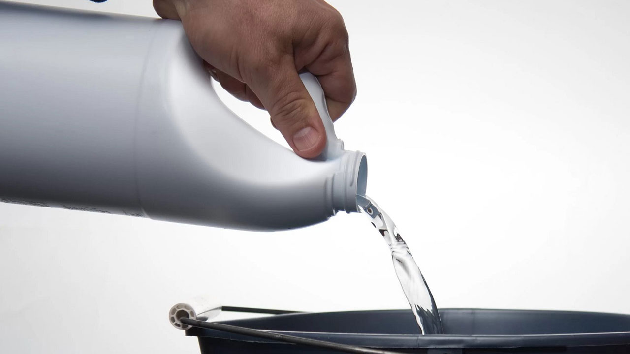 Foto - Sonunda bu saçmalık da başladı! Sosyal medyada çamaşır suyu içme akımı