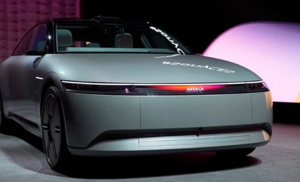 Foto - Sony, elektrikli aracını PS5 kolu ile sürerek şov yaptı