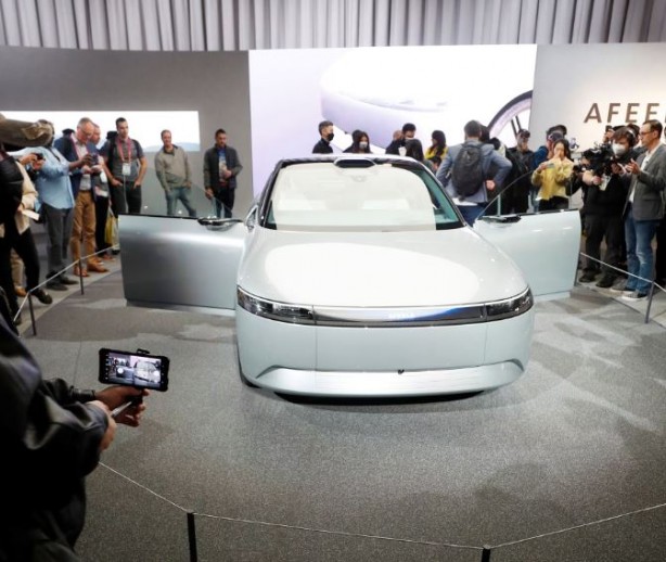 Foto - Sony, elektrikli aracını PS5 kolu ile sürerek şov yaptı