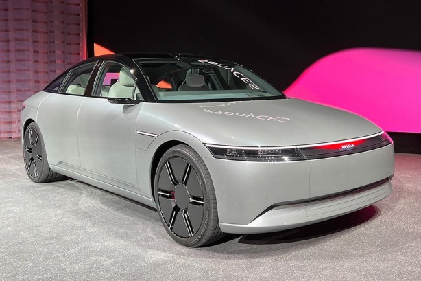 Foto - Sony, elektrikli aracını PS5 kolu ile sürerek şov yaptı