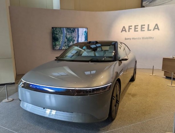 Foto - Sony, elektrikli aracını PS5 kolu ile sürerek şov yaptı