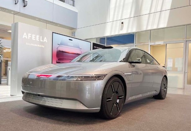 Foto - Sony, elektrikli aracını PS5 kolu ile sürerek şov yaptı