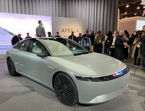 Foto - Sony, elektrikli aracını PS5 kolu ile sürerek şov yaptı