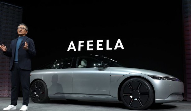 Foto - Sony, elektrikli aracını PS5 kolu ile sürerek şov yaptı