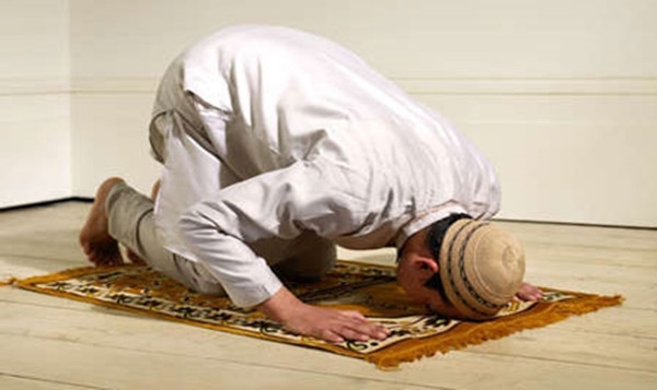 Foto - Şort ve atletle namaz kılınabilir mi?