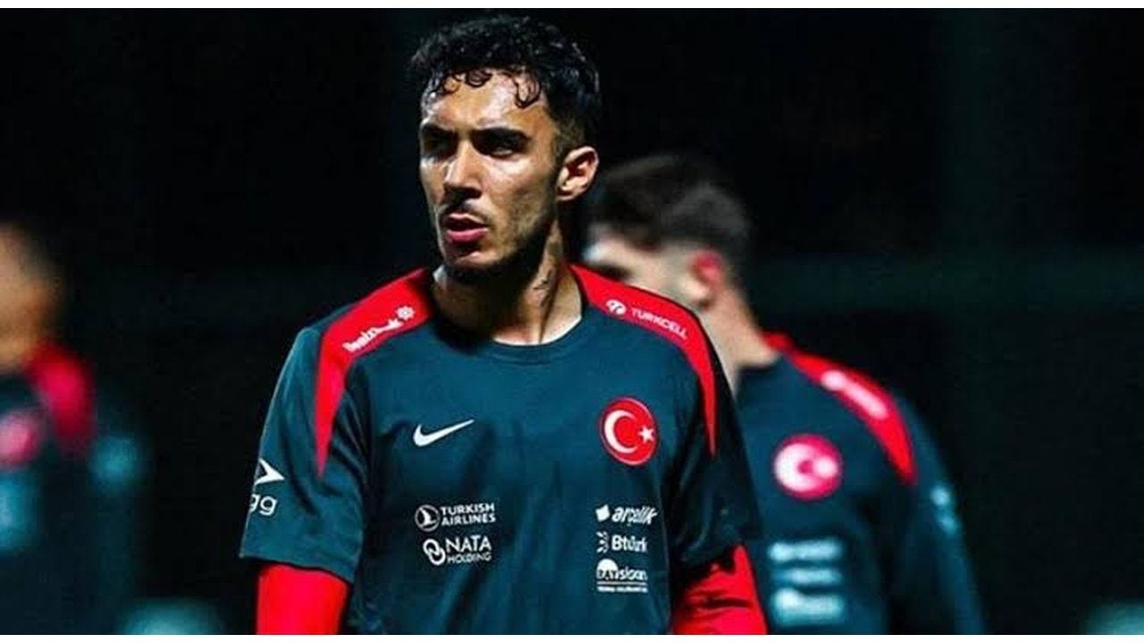 Foto - Sorumsuzluğun bu kadarına da pes doğrusu! Milli yıldızımız maç öncesi ısınmak yerine bakın telefonunda ne yaptı