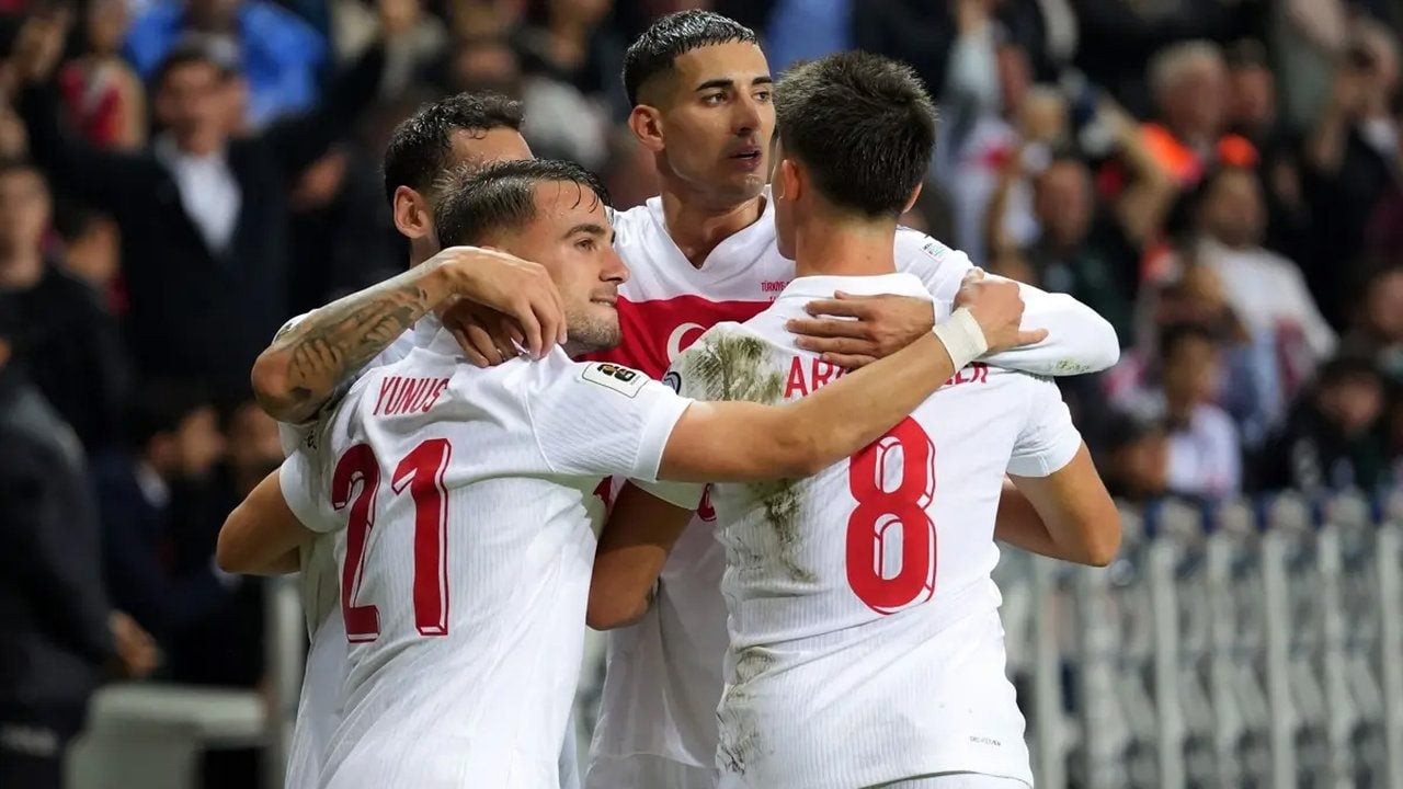 Foto - Sorumsuzluğun bu kadarına da pes doğrusu! Milli yıldızımız maç öncesi ısınmak yerine bakın telefonunda ne yaptı