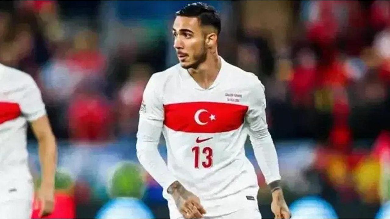 Foto - Sorumsuzluğun bu kadarına da pes doğrusu! Milli yıldızımız maç öncesi ısınmak yerine bakın telefonunda ne yaptı