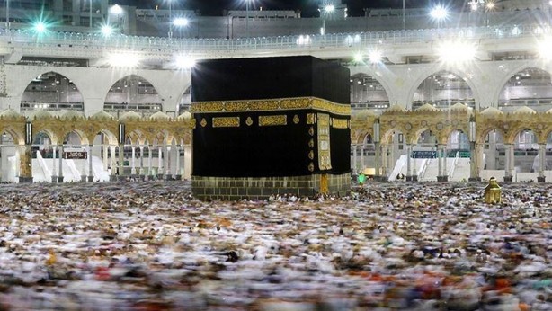 Foto - Sosyal medya bununla çalkalanıyor! Kabe'ye iğrenç saldırı! Bakın nasıl bir alçaklığa imza attılar 
