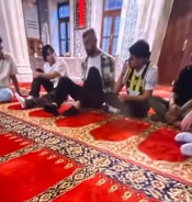 Sosyal medya Fenerbahçeli yıldızları konuşuyor! Gençleri namaza davet ettiler