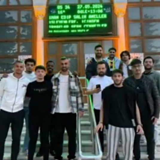Foto - Sosyal medya Fenerbahçeli yıldızları konuşuyor! Gençleri namaza davet ettiler