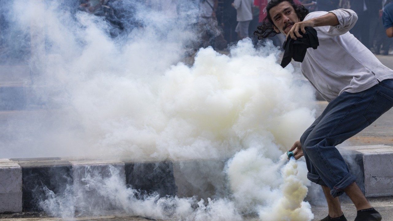 Sosyal medya yasaklanınca sokağa indiler! 13 ölü