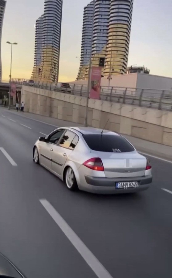 Foto - Sosyal medyada beğeni uğruna trafiği tehlikeye attılar