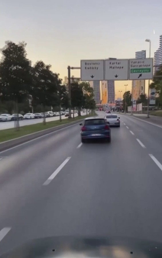 Foto - Sosyal medyada beğeni uğruna trafiği tehlikeye attılar