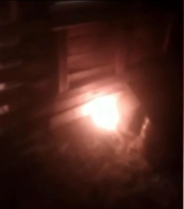 Sosyal medyada bunu da gördük! Canlı yayını açıp evini ateşe verdi