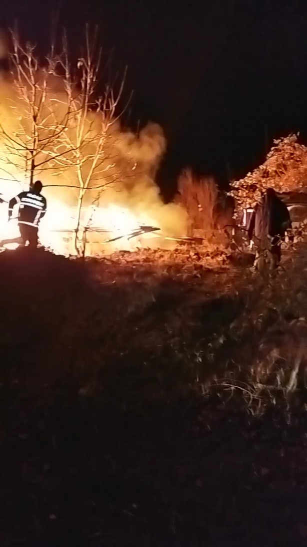 Foto - Sosyal medyada bunu da gördük! Canlı yayını açıp evini ateşe verdi