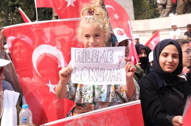 Foto - Sosyal medyada büyük tepki! 'Aile'ye sahip çıkan vatandaşları hedef alan Derya Yanık'a 'istifa' çağrısı! 