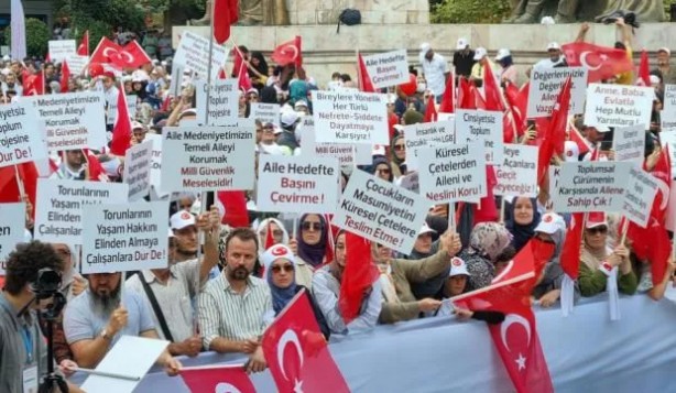 Foto - Sosyal medyada büyük tepki! 'Aile'ye sahip çıkan vatandaşları hedef alan Derya Yanık'a 'istifa' çağrısı! 