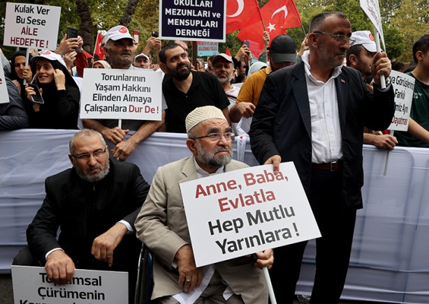 Foto - Sosyal medyada büyük tepki! 'Aile'ye sahip çıkan vatandaşları hedef alan Derya Yanık'a 'istifa' çağrısı! 