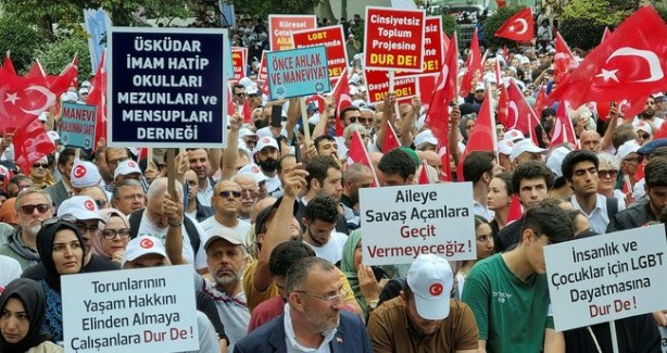 Foto - Sosyal medyada büyük tepki! 'Aile'ye sahip çıkan vatandaşları hedef alan Derya Yanık'a 'istifa' çağrısı! 