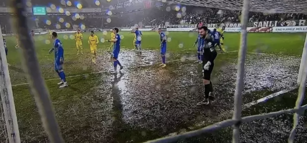 Foto - Sosyal medyada gündem oldu! Rizespor-Fenerbahçe maçında zemin isyan ettirdi! Maç değil sanki yüzme yarışması! 