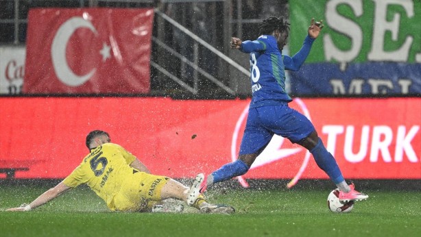 Foto - Sosyal medyada gündem oldu! Rizespor-Fenerbahçe maçında zemin isyan ettirdi! Maç değil sanki yüzme yarışması! 