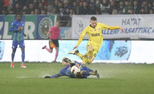 Foto - Sosyal medyada gündem oldu! Rizespor-Fenerbahçe maçında zemin isyan ettirdi! Maç değil sanki yüzme yarışması! 